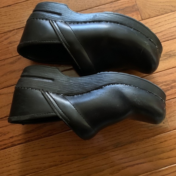 Women’s Classic Black Dansko Clog - Picture 3 of 5